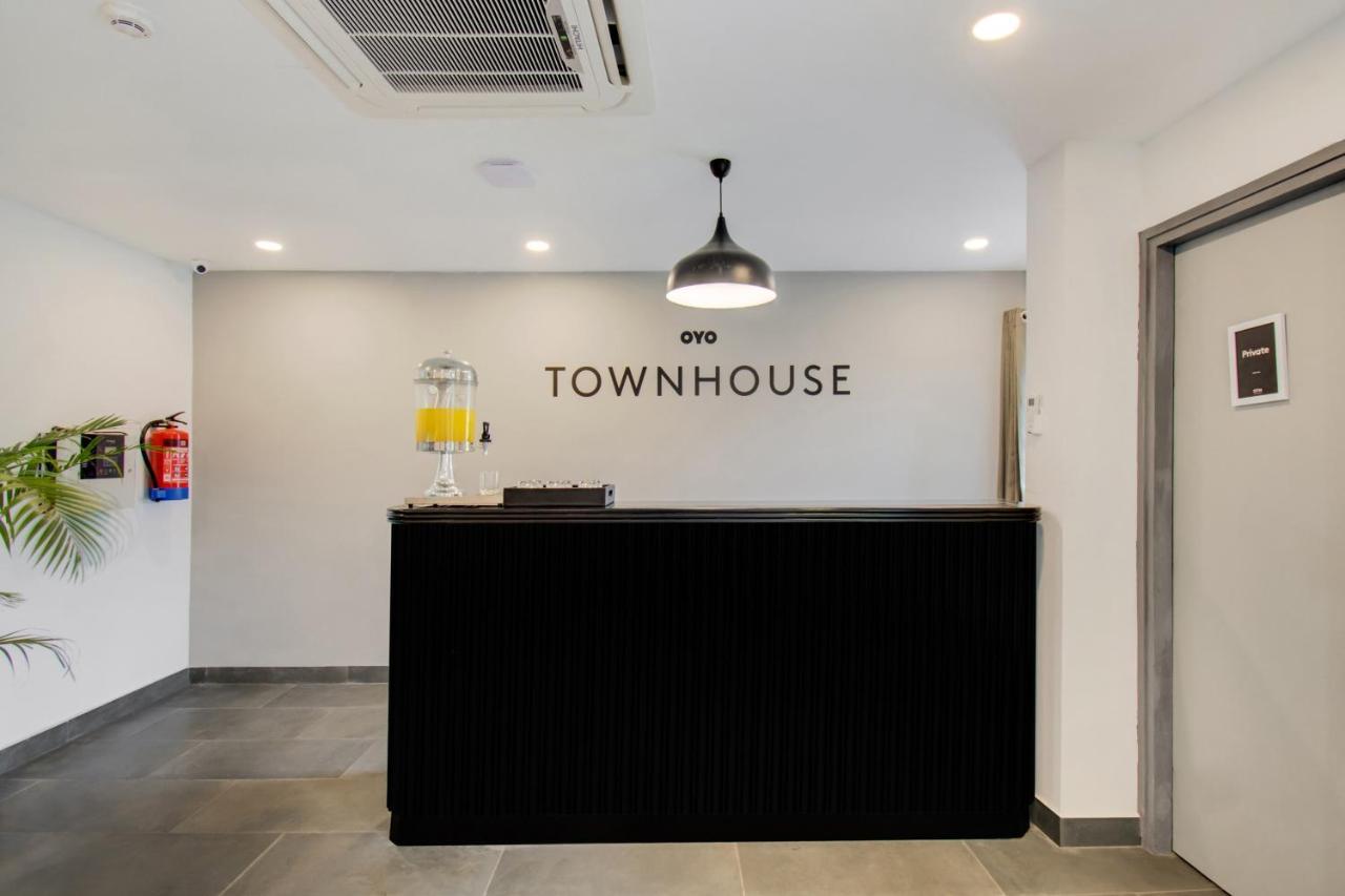 Oyo Townhouse 061 Gcda Kakkanad Signal Hotel Kochi Exterior photo