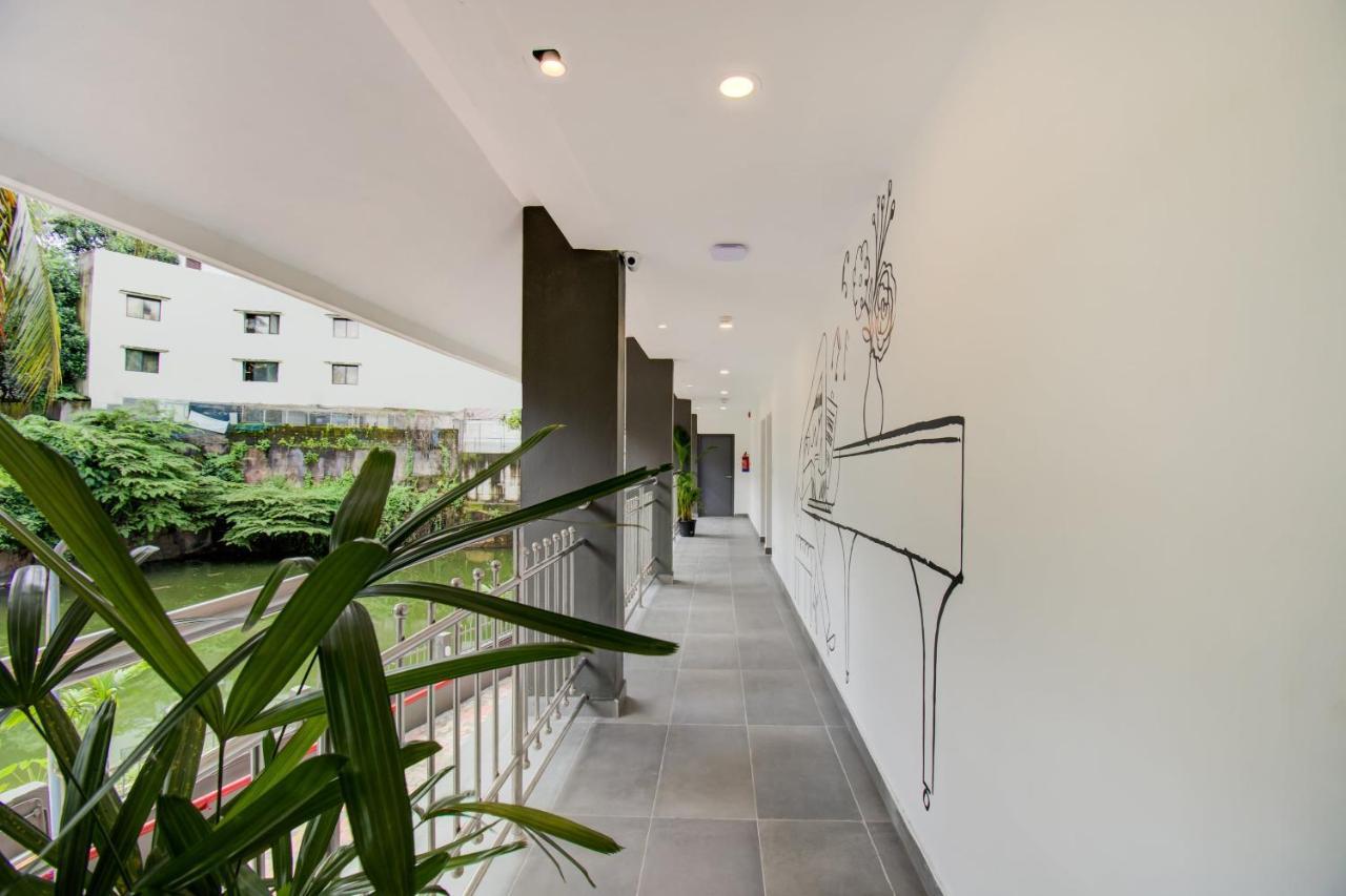 Oyo Townhouse 061 Gcda Kakkanad Signal Hotel Kochi Exterior photo